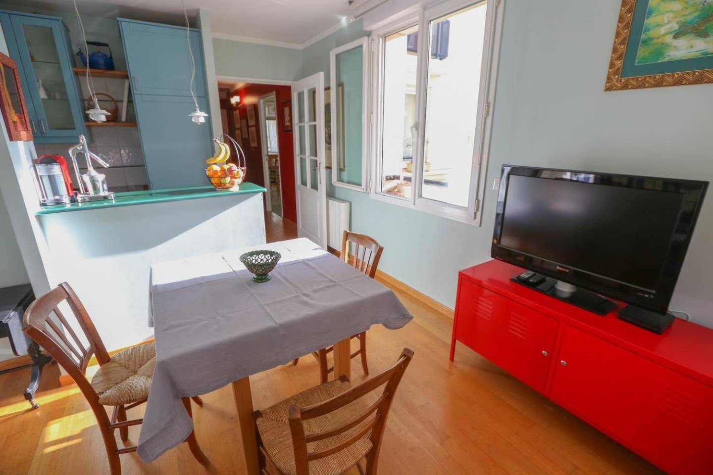 Bright Pied-a-terre Eiffel Tower 4 People * Parijs